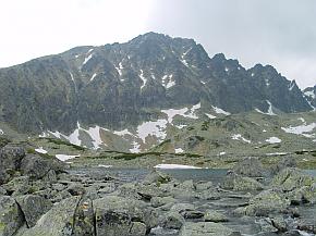 Batizovke pleso (1884 m, 12 m tief) mit Koncista (2537 m)