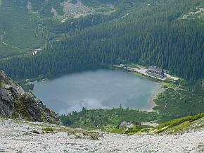 Blick vom sedlo pod Ostrvou auf Popradske pleso mit chata (1500 m)