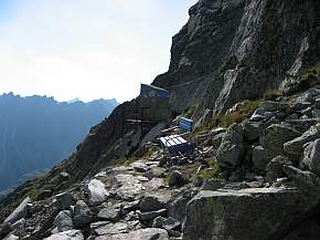 buntbemaltes Toilettenhuschen mit Blick auf die Berge