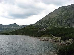 "Przedni Staw Polski" rechts mit Chata "Piec Stawow"