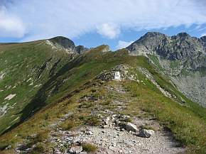 Hladke Sedlo (1993,4 m) mit Grenzstein; li Slowakei und re Polen