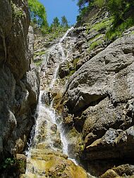 Wasserfall am Rande von Canazei