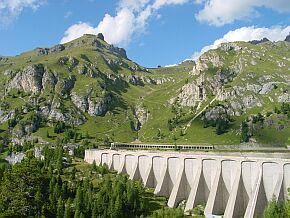Staumauer Lago di Fedaia mit Bel Vedere
