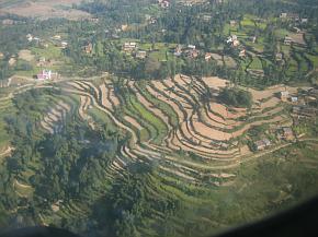 Terrassenfelder im mittleren Himalaja