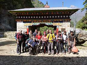 vor dem wiederaufgebautem NP-Tor