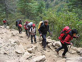 auf dem steilen Anstieg nach Namsche Bazar