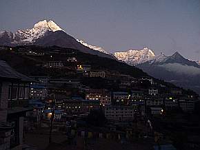 Namsche Bazar in der Abenddmmerung mit Thamserku (6608 m)