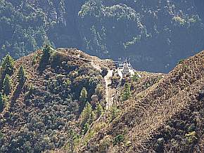 Blick zu Stupa mit Gedenktafel der Everest-Erstbesteigung