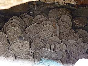 Gedenktafeln der Toten, hnlich der Grabsteine bei uns