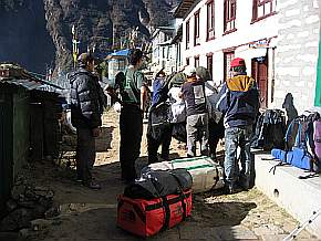 Vor dem Hotel "Holiday Namche" in Lukla