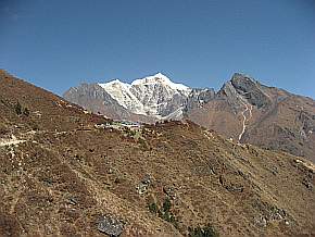 Blick auf Mong (3975 m, Pass)