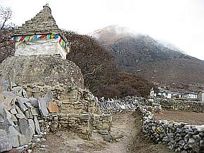 Ortsrand Phortse mit Blick zum Tempel