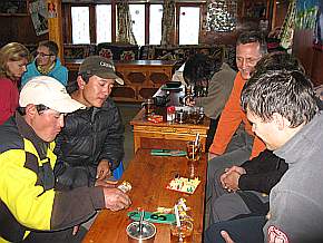 beim UNO und "Mench rgre Dich nicht" spielen