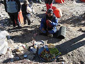 Mnch, der die Puja durchfhrt