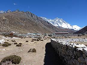Blick zurck auf Dingboche und Lhotse