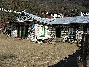 Mann beim Korbpflechten