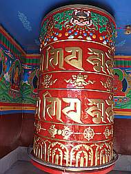 Gebetsrolle neben der Gompa