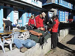 vor der Tashi Taki Lodge in Phakding