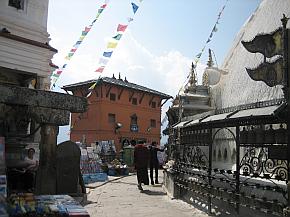 rund herum lauter Gebeetsrollen; Agam House ?