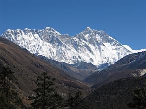 rechts Lothse (8511 m); mitte Everest (8848 m); vorn Nuptse (7879 m)
