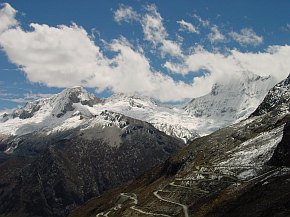 steil abwrtsfhrende Strae; re. im Hintergrund der Nev. Chacraraju (6112 m)