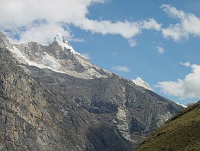 Blick zum Nev. Millisraju (5500 m) und Nev. Artesonraju (6025 m)